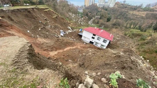 Yapısal bütünlüğü bozulmadan 50 metre sürüklenen evin bulunduğu bölge afet bölgesi kapsamına alındı
