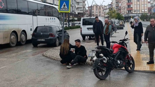 Yaralanan motosiklet sürücüsünü kız arkadaşı teselli etti
