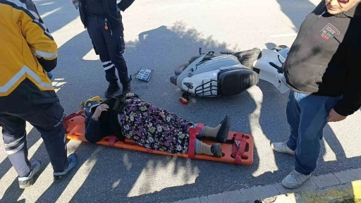 Yaya geçidinden karşıya geçen motosiklete kamyonet çarptı: 2 yaralı
