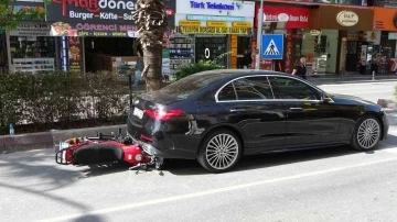 Yaya geçidini görünce kendini kilitleyen lüks otomobilin altına girdi
