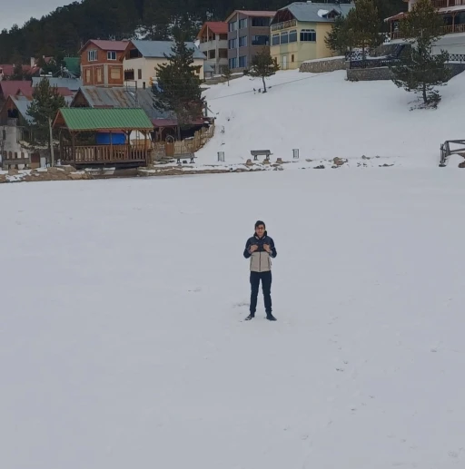 Yayladaki göl buz tuttu, insanlar üzerinde yürüdü
