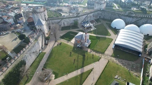 Yedikule Hisarı’ndaki ecdat mirası Fatih Mescidi’nin alemleri takıldı
