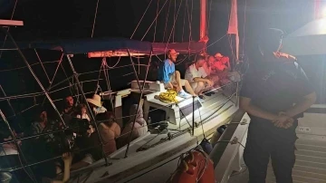 Yelkenli teknede 13 düzensiz göçmen yakalandı
