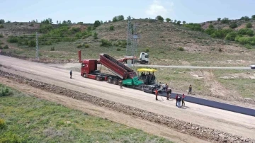 Yeni iş makineleri Pınarbaşı’nda yol çalışması yaptı
