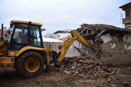 Yenişehir’de metruk binalar yıkılıyor
