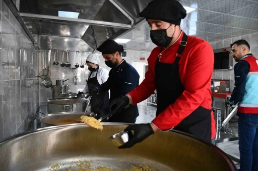 Yetim, öksüz ve bakıma muhtaç ailelere 8 yıldır 3 öğün yemek veriliyor
