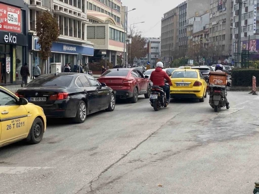 Yıkım için cadde kapatılınca kent trafiğini kilitlendi
