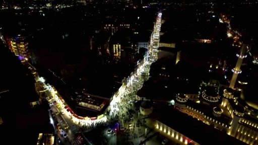 Yılbaşına saatler kala vatandaşlar Taksim Meydanı’na gelmeye başladı
