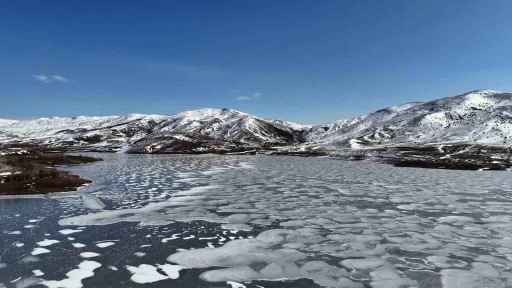 Yıldız gölü dondu, meraklıları üzerinde yürüyüp fotoğraf çektirdi
