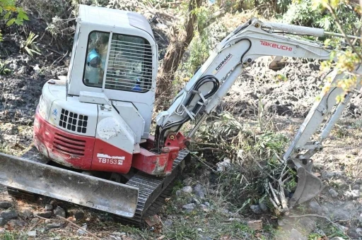 Yıllardır görmezden gelinen derede temizlik başladı
