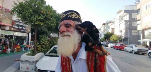 Yıllardır omuzundan indirmediği köpeğini indirdiğine pişman oldu
