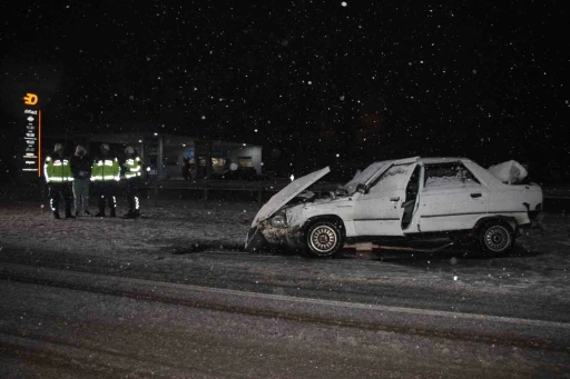 Yoğun kar kazayı beraberinde getirdi: Otomobil bariyerlere çarptı, 2 kişi yaralandı
