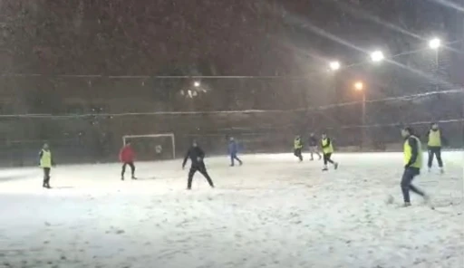 Yoğun kar yağışı futbol aşkına engel olamadı
