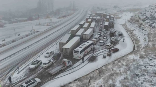 Yoğun kar yağışıyla Erzincan - Sivas kara yolu ulaşıma kapandı
