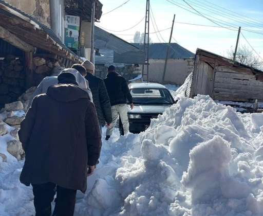 Yoğun kara rağmen görevini yerine getiren ekipler takdir topladı
