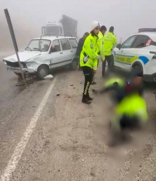 Yoğun siste otomobil polis aracına çarptı: 3 polis yaralı
