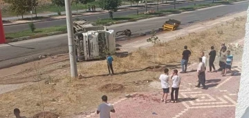 Yokuş aşağı inen kamyon devrildi
