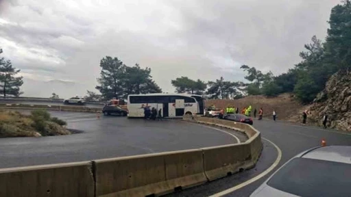 Yolcu otobüsü rampada polis aracına çarptı
