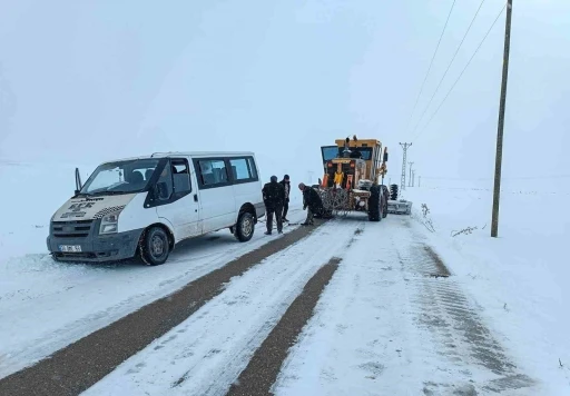 Yolda kalan araçlar belediye ekipleri tarafından kurtarıldı
