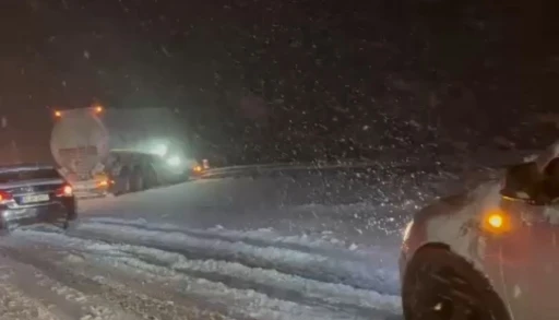 Yolda kalan tırlar emniyet şeridine alındı, trafik açılmaya başladı
