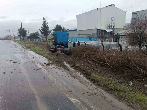 Yoldan çıkan tır kaza yaptı
