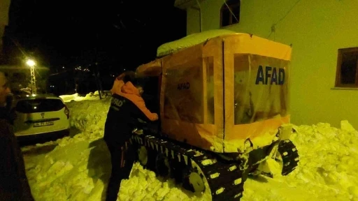 Yolu karla kapanan köydeki hasta için seferber oldular
