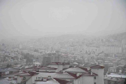 Yozgat’ta başlayan kar yağışı sevinçle karşılandı
