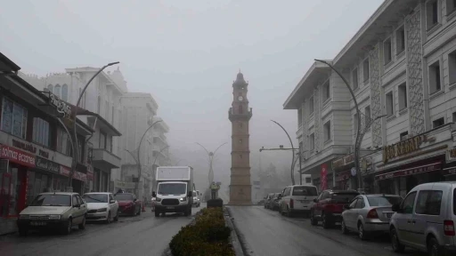 Yozgat’ta yoğun sis etkili oldu, görüş mesafesi düştü
