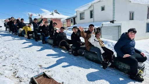 Yüksekova’da çocuklar bidonla kaymanın keyfini çıkardı
