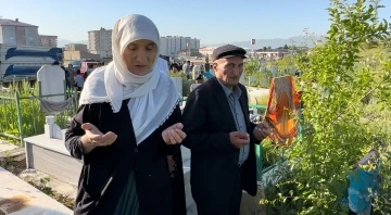 Yüksekova’da vatandaşlar bayram namazı sonrası mezarlıklara akın etti

