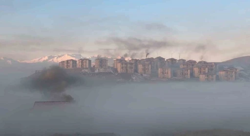 Yüksekova’da yoğun sis masalsı manzaralar oluşturdu
