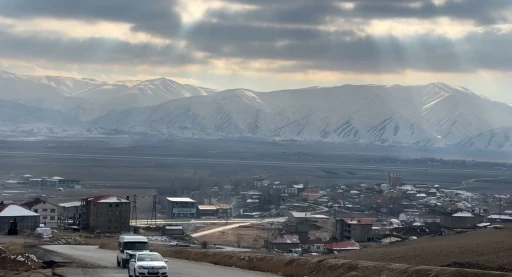 Yüksekova’nın etrafını saran dağlar karla kaplandı
