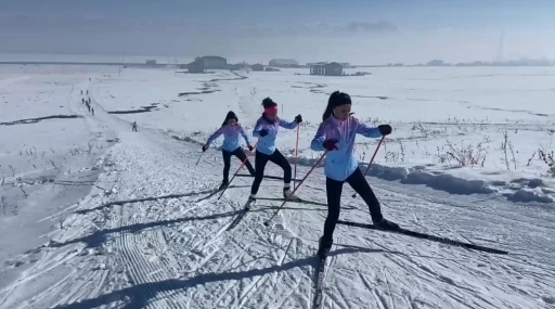 Yüksekovalı kayakçılar, karlı dağlarda yarışmalara hazırlanıyor
