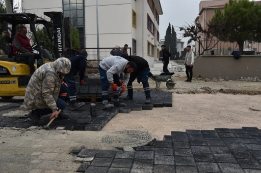 Yunusemre Belediyesinden bozulan yollara hızlı müdahale
