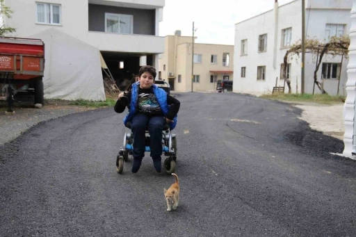 Yürek ısıtan çalışma; engelli aracıyla okula tek başına gitmek isteyen Mehmet’in okul yolu asfaltlandı
