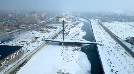 Yüzeyi buzla kaplanan Murat Nehri havadan görüntülendi
