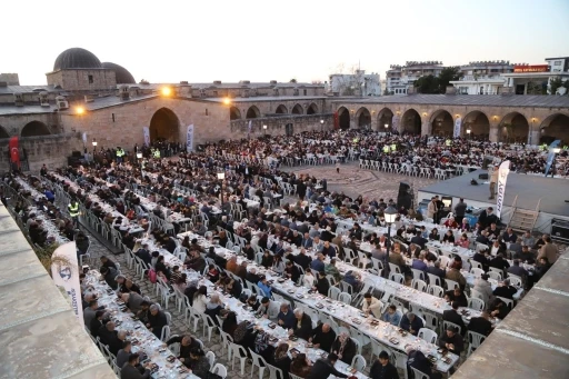 Yüzlerce kişi tarihi külliyedeki iftarda bir araya geldi
