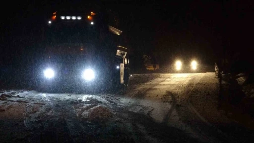 Zonguldak-Ereğli kara yolunda sürücüler kar nedeniyle zor anlar yaşadı
