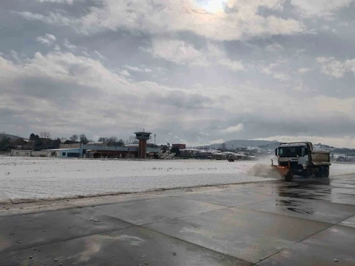 Zonguldak Havalimanı’nda karla mücadele çalışması başlatıldı
