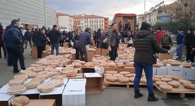 Salihliden deprem bölgesine on binlerce ekmek gönderildi