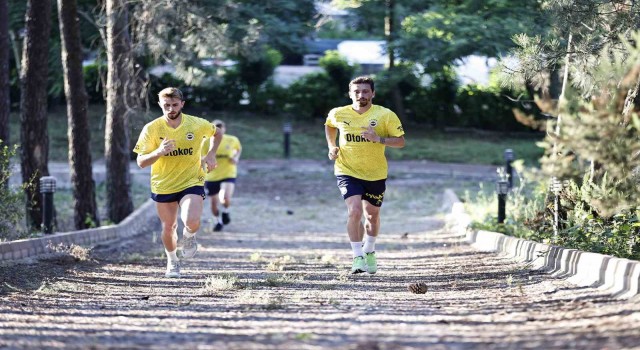 Fenerbahçe, günü çift antrenmanla tamamladı